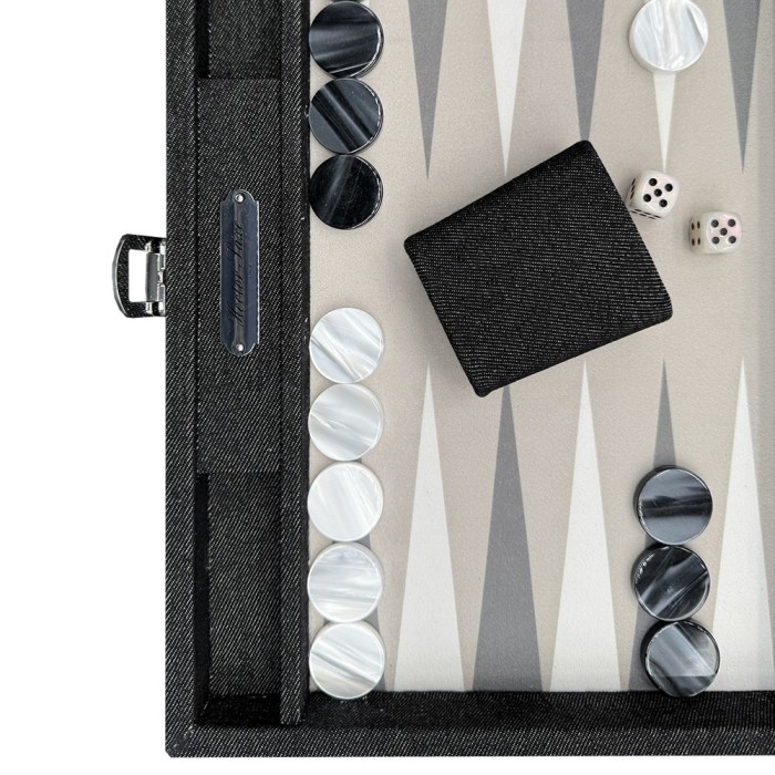 Hector Saxe mittelgroßes Backgammon-Set aus grauem Jeans-Stoff und Leder mit Zubehör