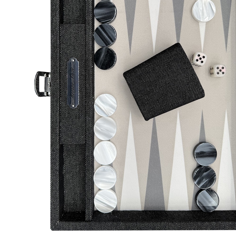 Coffret de backgammon moyen Hector Saxe en toile jeans grise et cuir avec poignée et pions nacrés