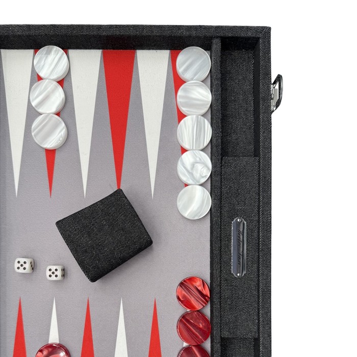 Coffret de backgammon moyen Hector Saxe en toile jeans rouge carmin et cuir avec pions nacrés