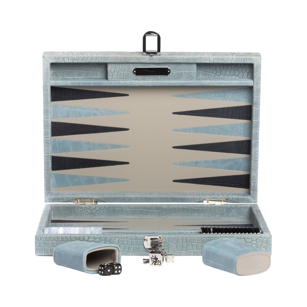 Coffret de backgammon medium Hector Saxe en cuir embossé façon alligator bleu ciel avec pions nacrés