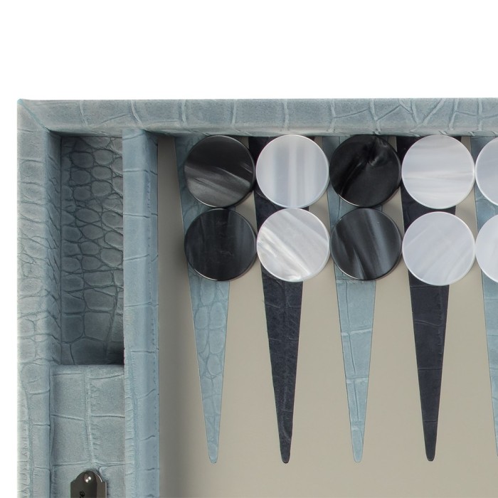 Cofanetto backgammon medio Hector Saxe in pelle stampa alligatore celeste con pedine madreperla