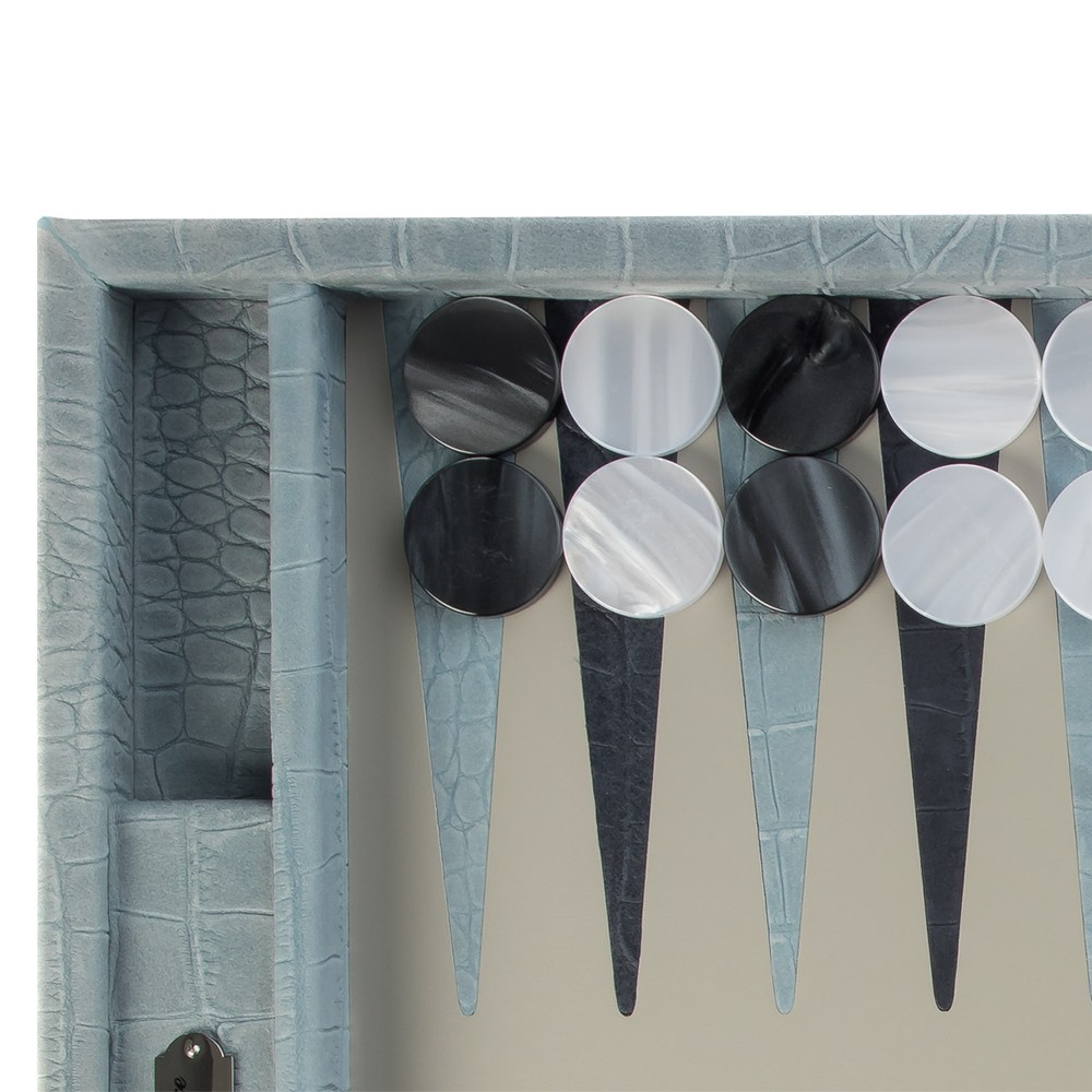Coffret de backgammon medium Hector Saxe en cuir embossé façon alligator bleu ciel avec pions nacrés