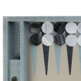 Coffret de backgammon medium Hector Saxe en cuir embossé façon alligator bleu ciel avec pions nacrés