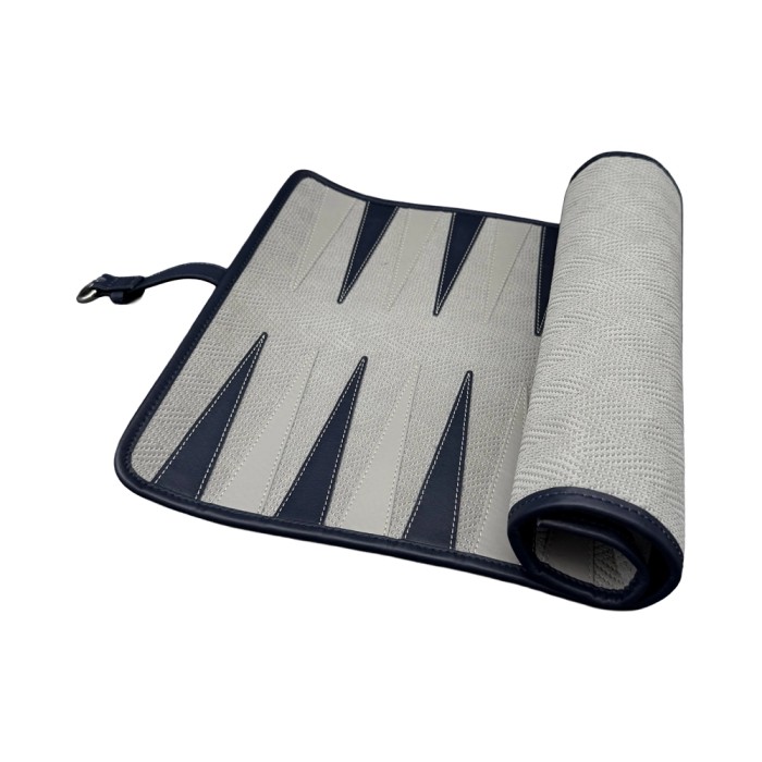 Backgammon de voyage roulable Hector Saxe en cuir souple gris et bleu avec lanière et compartiment zippé