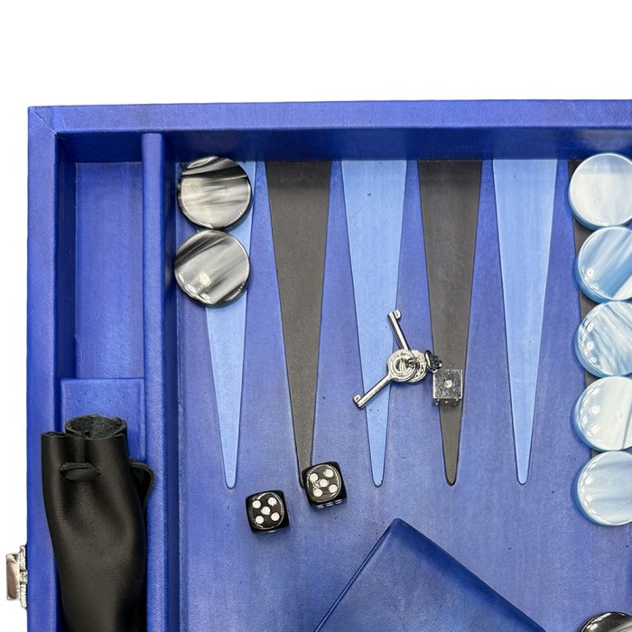 Coffret de backgammon medium Hector Saxe en cuir patiné bleu avec pions acétate 31mm, videau métal et gobelets