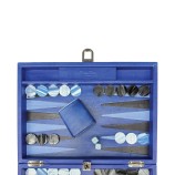 Coffret de backgammon medium Hector Saxe en cuir patiné bleu avec pions acétate 31mm, videau métal et gobelets