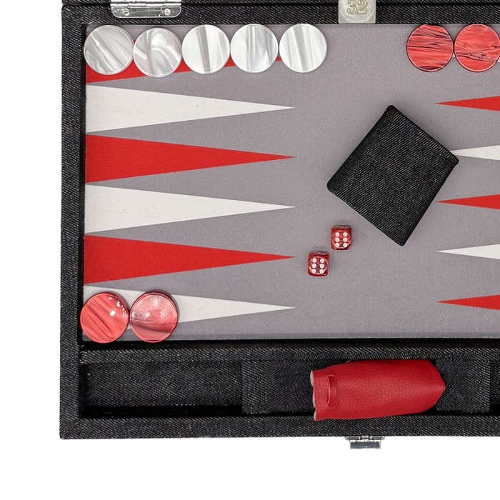 Hector Saxe mittelgroßes Backgammon-Set aus rotem Jeans-Stoff und Leder mit Zubehör