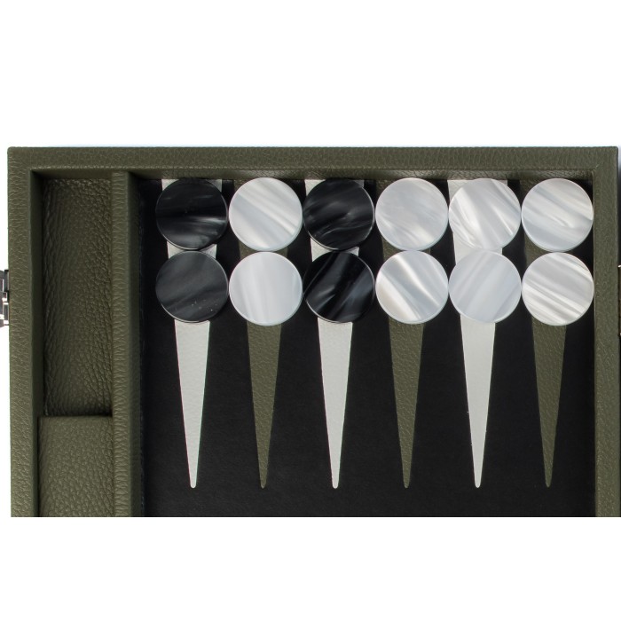 Coffret de backgammon large Hector Saxe en cuir grainé façon buffle vert amande avec pions nacrés 37mm